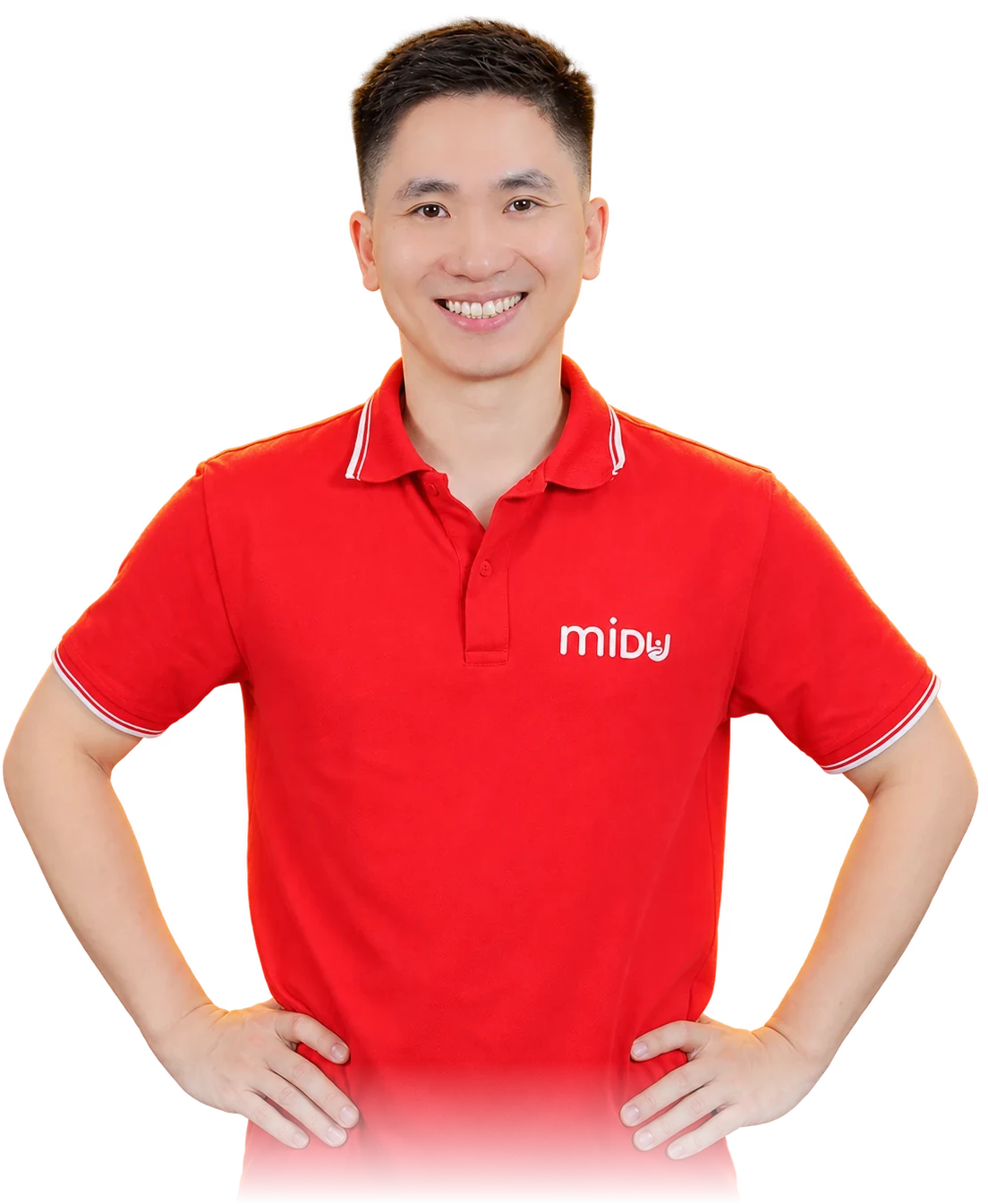 Nguyễn Xuân Hợp mặc áo polo đỏ, chống tay, cười tươi